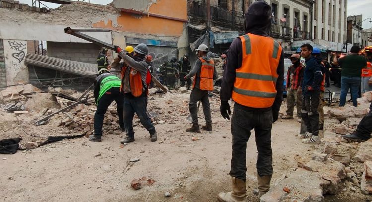 Se desploma una barda sobre un microbús en el Centro Histórico; hay 4 heridos