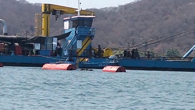 Sin permisos, inicia el dragado de la Laguna de Cuyatlán, en Manzanillo