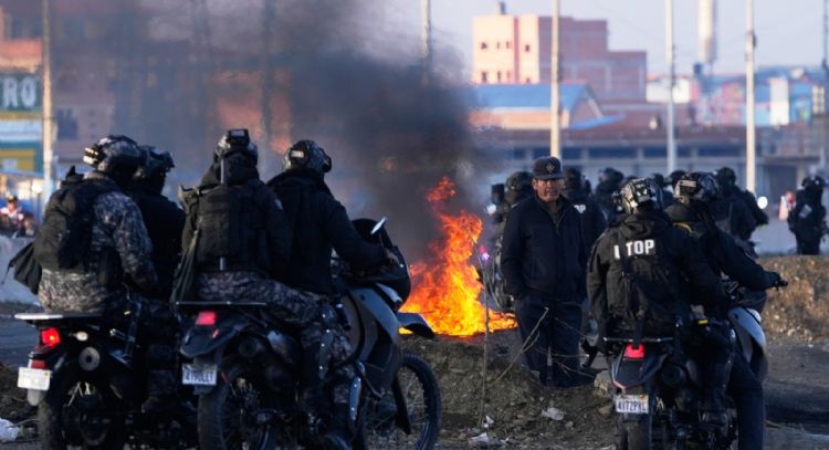 Policías y militares intentan despejar ruta a La Paz, aislada por 23 días de protestas en Bolivia