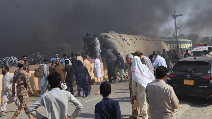 Atentado suicida cerca de una vía férrea en Pakistán deja al menos 23 muertos y más de 70 heridos