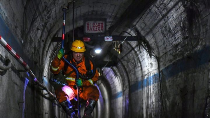 Investigan fallos de seguridad tras explosión en mina de carbón en China que dejó 82 muertos