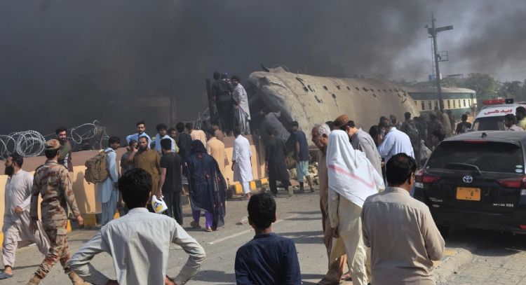 Atentado suicida cerca de una vía férrea en Pakistán deja al menos 23 muertos y más de 70 heridos