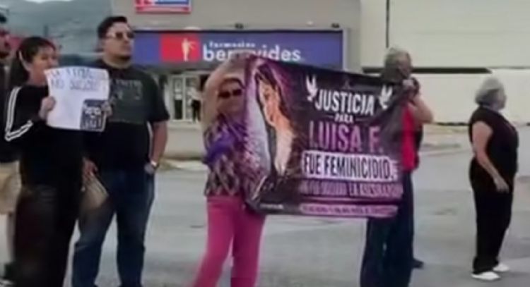 Exigen con bloqueo que se investigue el feminicidio de Luisa Fernanda