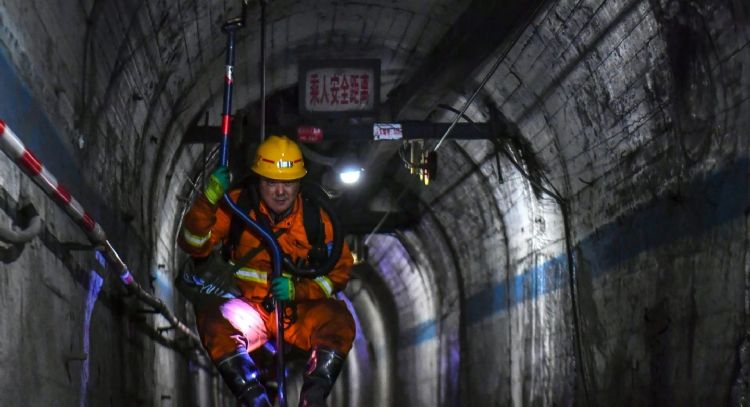 Investigan fallos de seguridad tras explosión en mina de carbón en China que dejó 82 muertos
