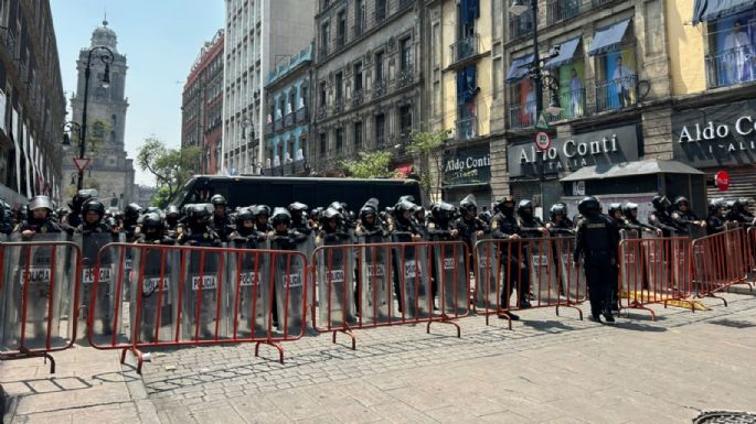 Blindan alrededores del Zócalo capitalino ante marcha de la CNTE