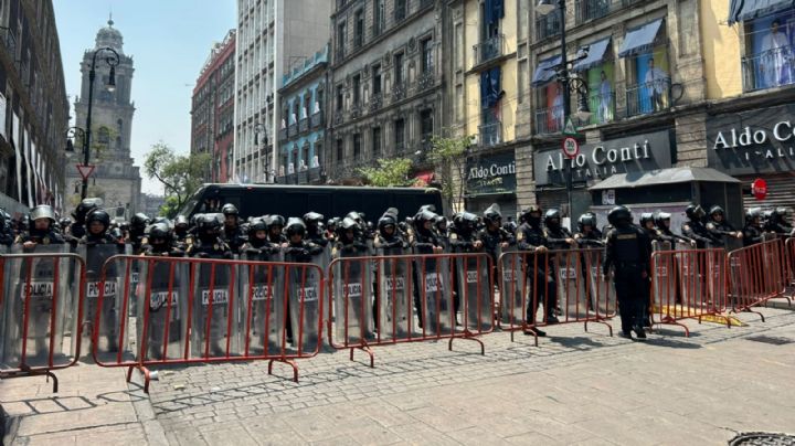 Blindan alrededores del Zócalo capitalino ante marcha de la CNTE