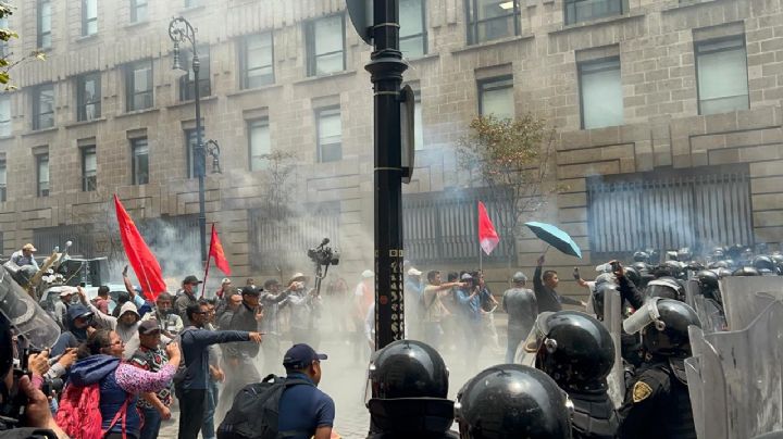 Policías frenan paso de integrantes de la CNTE que intentaban llegar al Zócalo capitalino