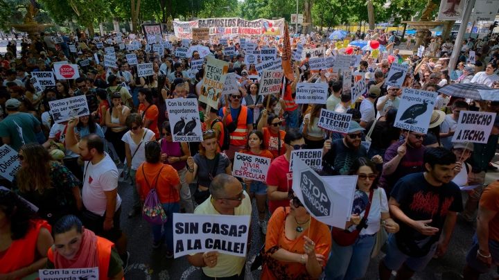 Protesta masiva en Madrid por aumento de costos de viviendas: "Nos cuesta la vida”