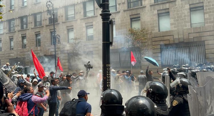 Policías frenan paso de integrantes de la CNTE que intentaban llegar al Zócalo capitalino