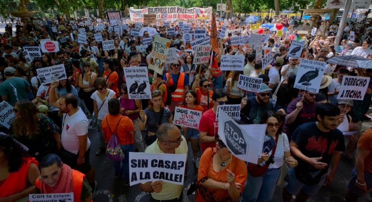 Protesta masiva en Madrid por aumento de costos de viviendas: "Nos cuesta la vida”