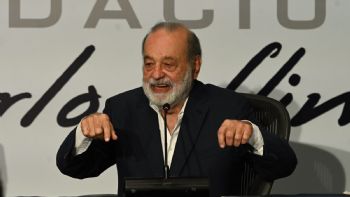 Slim aplaude "forma notable" de Sheinbaum para mantener tope a los precios de la gasolina