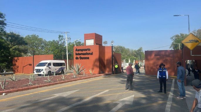 Sección 22 de la CNTE bloquea acceso a Aeropuerto de Oaxaca y a planta de Pemex