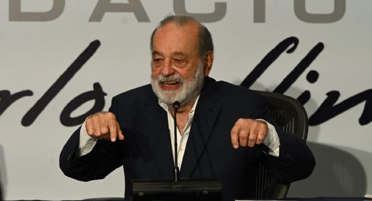 Slim aplaude "forma notable" de Sheinbaum para mantener tope a los precios de la gasolina