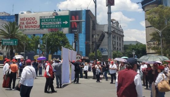 Vendedores de boletos de Lotería Nacional cierran Paseo de la Reforma