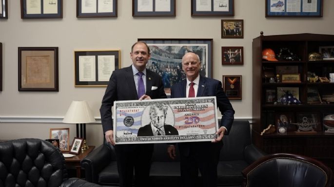 El Tesoro de EU impulsa la creación del billete de 250 dólares con la imagen de Trump