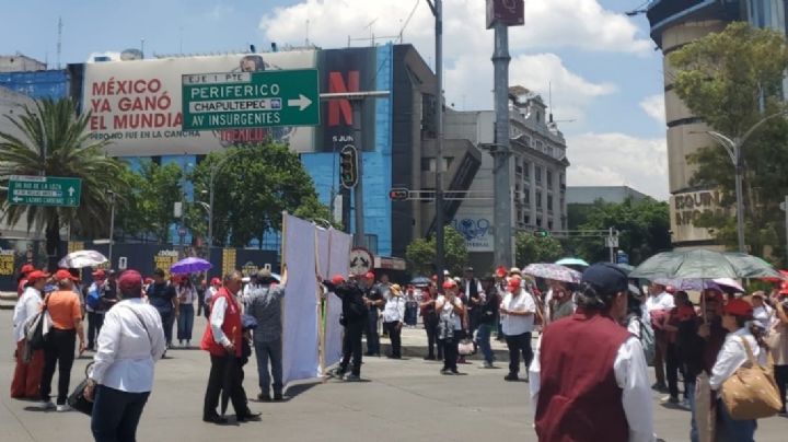 Vendedores de boletos de Lotería Nacional cierran Paseo de la Reforma