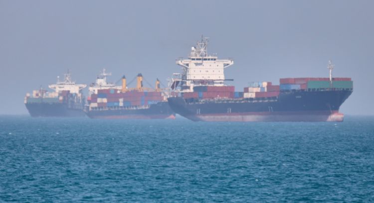 Kuwait enfrenta ataque con misiles mientras se tambalea la tregua en la guerra contra Irán