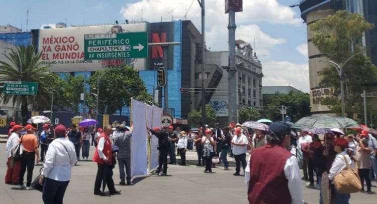 Vendedores de boletos de Lotería Nacional cierran Paseo de la Reforma