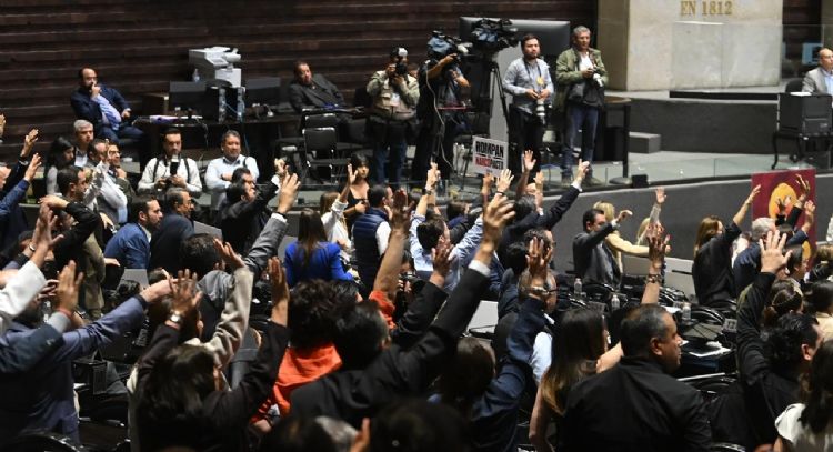 Diputados oficialistas aprueban crear comisión en el INE para evitar "narcocandidaturas"