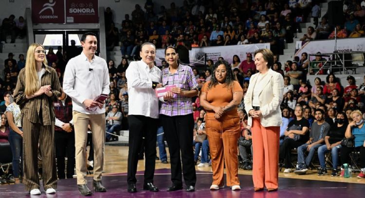 Gobernador Durazo fortalece economía de 16 mil familias con tarjetas de oportunidades del Bienestar