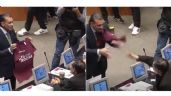 Foto ilustrativa de la nota titulada: Riña legislativa: senador del PVEM y Fernández Noroña se avientan playera en apoyo a Rocha Moya (Video)