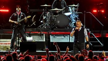 Bruce Springsteen y Foo Fighters encabezan festival de protesta contra Trump previo a elecciones