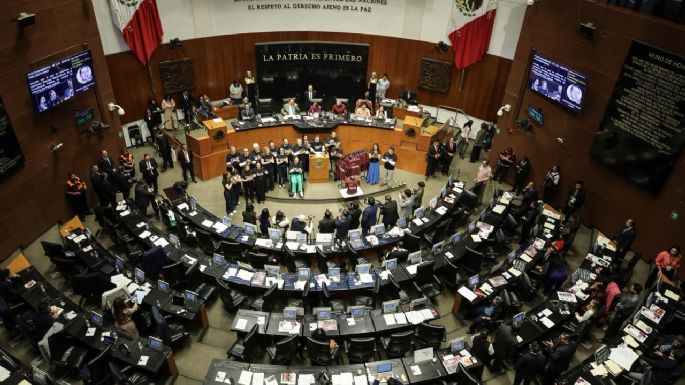 En albazo, senadores oficialistas aprueban crear comisión en INE para evitar "narcocandidaturas"