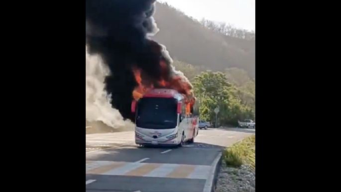 Bloqueos y quema de vehículos en Michoacán por asesinato de autoridades de Pómaro (Video)