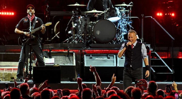 Bruce Springsteen y Foo Fighters encabezan festival de protesta contra Trump previo a elecciones