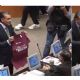 Riña legislativa: senador del PVEM y Fernández Noroña se avientan playera en apoyo a Rocha Moya