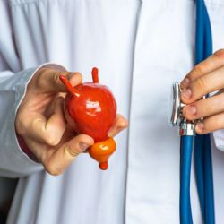 Urólogo señala que el tabaco es la principal causa del cáncer de vejiga: "Es enfermedad prevenible"