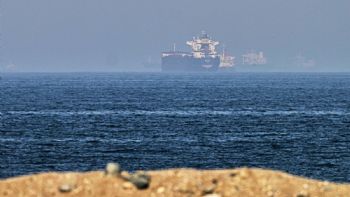 Países de la OPEP+ acuerdan alza de producción mientras Irán mantiene control del estrecho de Ormuz