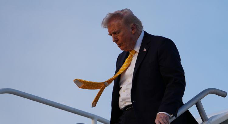 Trump anuncia iniciativa “humanitaria” para permitir salida de buques atrapados por cierre de Ormuz