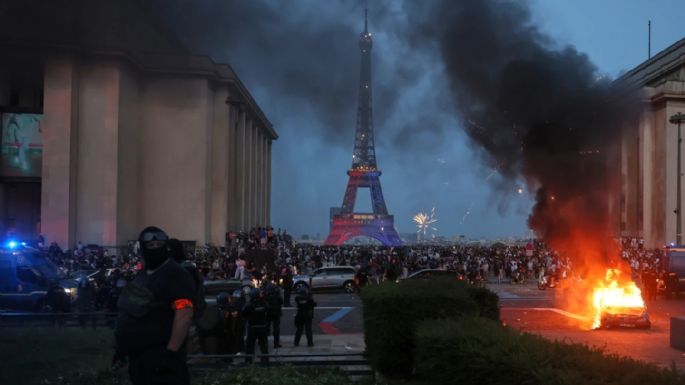 París recibe el desfile del PSG tras disturbios que empañaron la victoria en Champions League