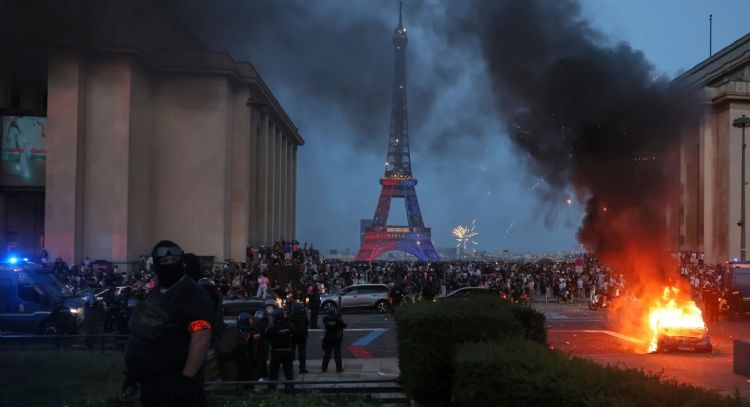 París recibe el desfile del PSG tras disturbios que empañaron la victoria en Champions League