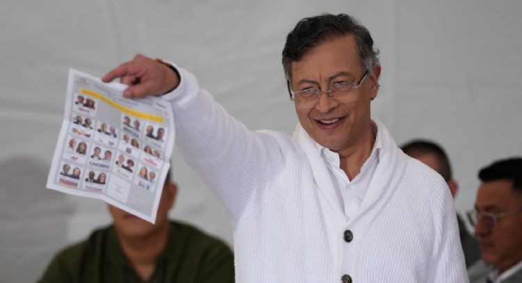 Un populista de extrema derecha y un izquierdista pasan a segunda vuelta en Colombia