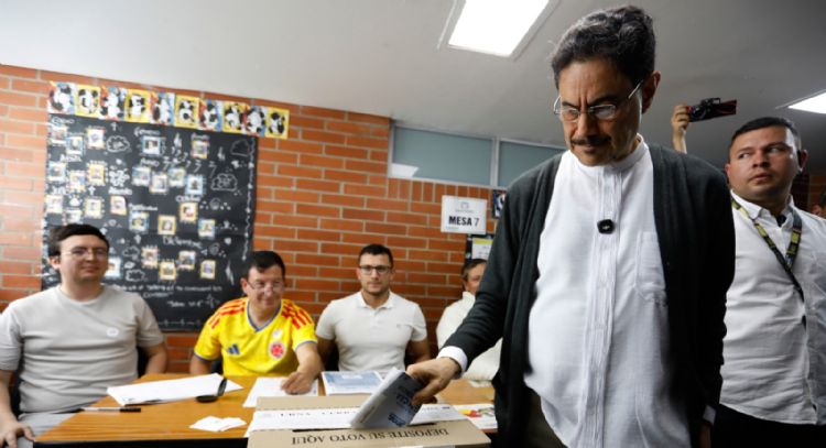 Cepeda y Petro cuestionan resultados de la elección en Colombia que dan ventaja a De la Espriella