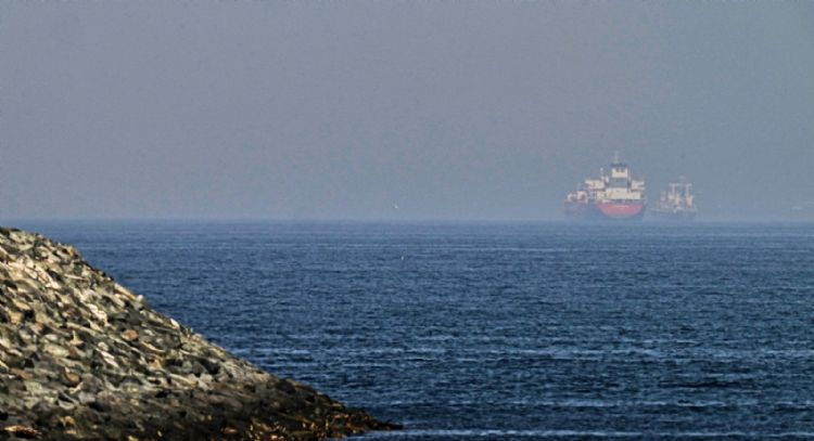 EU asegura haber apoyado el tránsito de dos mercantes estadunidenses a través del estrecho de Ormuz