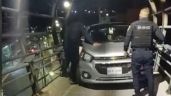 Foto ilustrativa de la nota titulada: Automóvil sube al puente de la ciclovía en el Periférico de CDMX