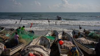 En riesgo de quedarse sin apoyo, miles de pescadores tras derrame de Pemex