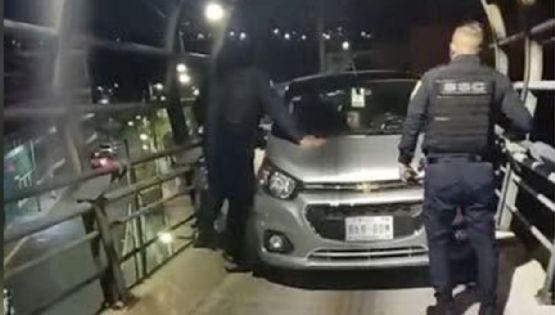 Automóvil sube al puente de la ciclovía en el Periférico de CDMX