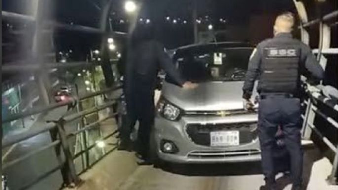 Automóvil sube al puente de la ciclovía en el Periférico de CDMX