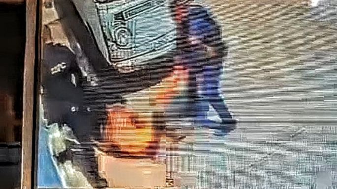 Tres policías someten y golpean a joven en Tlaltizapán; asuntos internos inició investigación