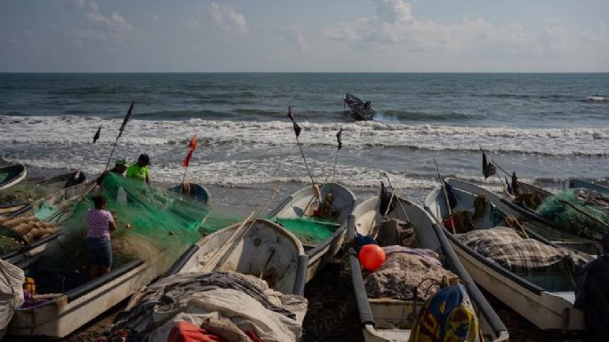 En riesgo de quedarse sin apoyo, miles de pescadores tras derrame de Pemex