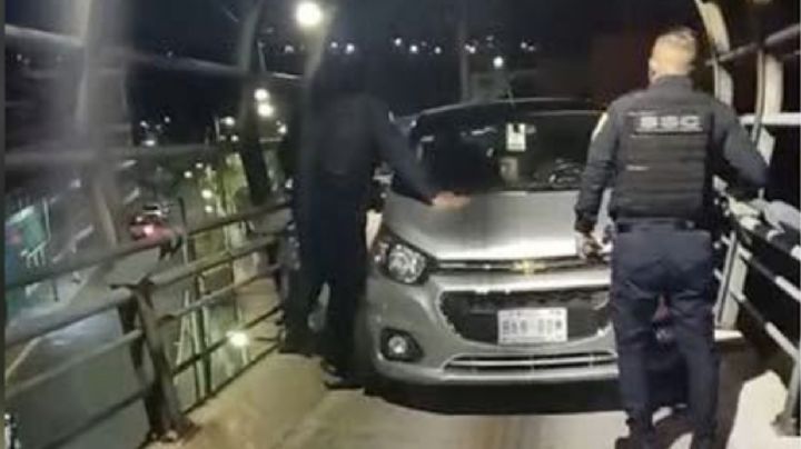 Automóvil sube al puente de la ciclovía en el Periférico de CDMX