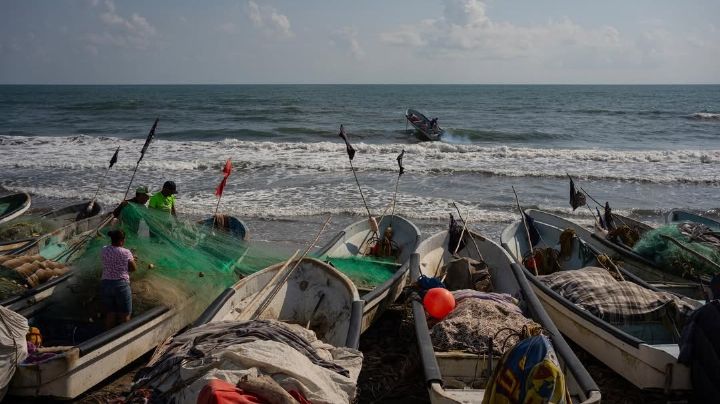 En riesgo de quedarse sin apoyo, miles de pescadores tras derrame de Pemex