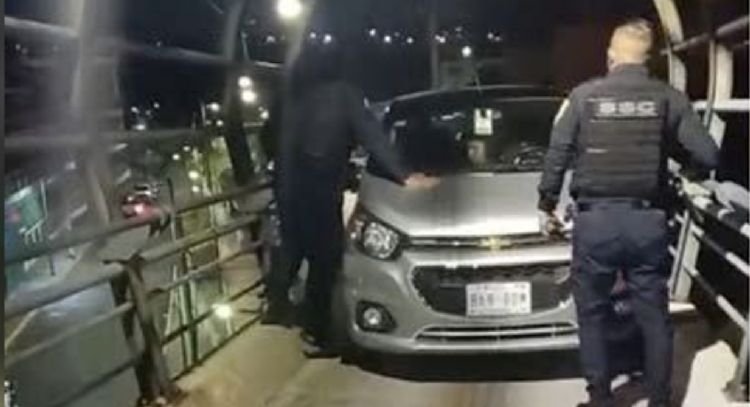 Automóvil sube al puente de la ciclovía en el Periférico de CDMX