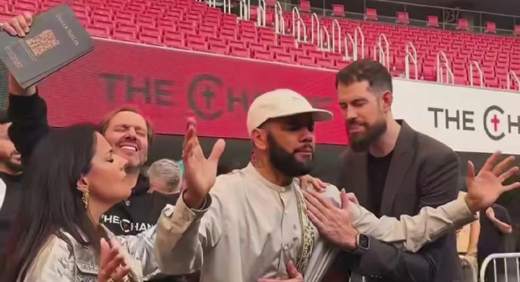 “En la prisión Cristo me ha hecho libre”: Dani Alves regresa a un estadio de futbol como predicador