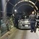 Automóvil sube al puente de la ciclovía en el Periférico de CDMX