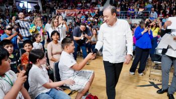 Entrega Gobernador Durazo más de 4 mil becas a estudiantes de primaria
